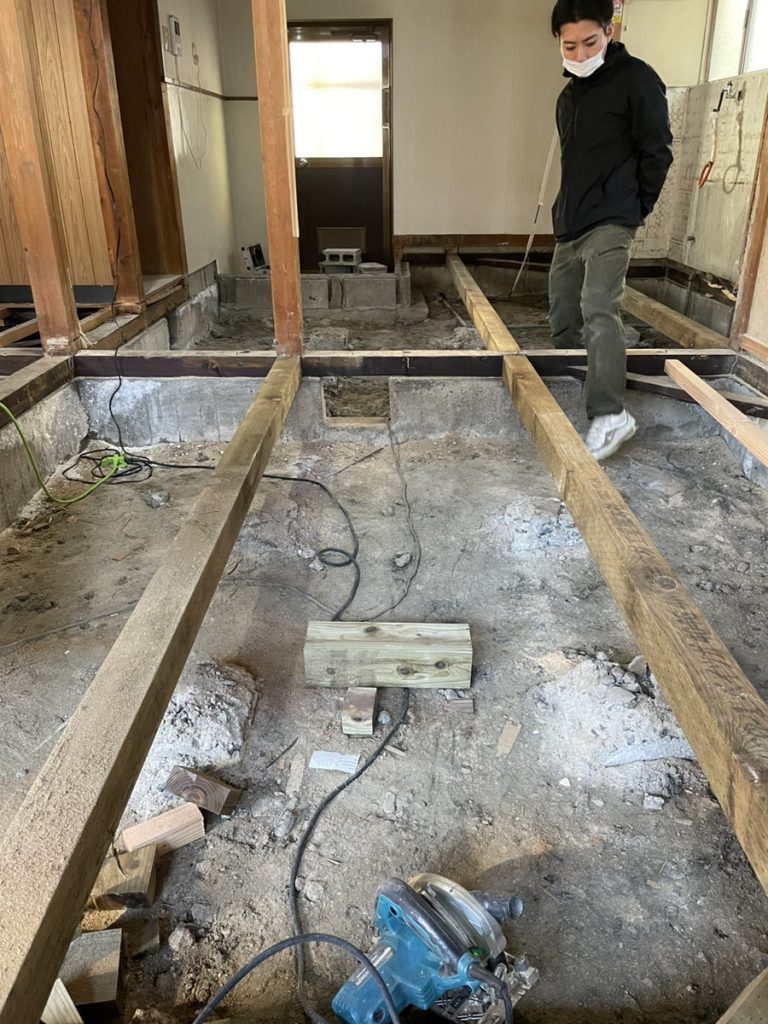 彦根市「金沢町の家」床、壁の補強工事